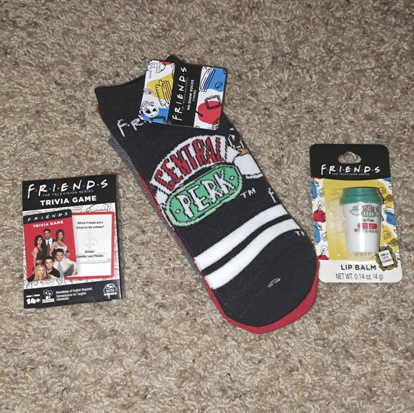 F.R.I.E.N.D.S Accessories 6pc BUNDLE Tee/Trivia Game/3pk Socks/ Lipbalm NWT - Picture 4 of 10